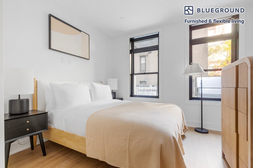 Building Photo - 307 W 39th St