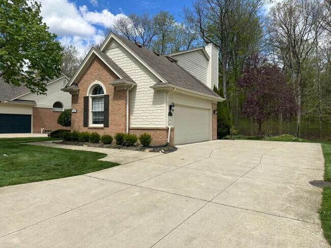 Building Photo - 1154 Bluebird Dr