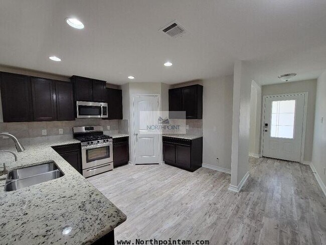 Building Photo - Charming 4 beds 2.5 baths in San Antonio