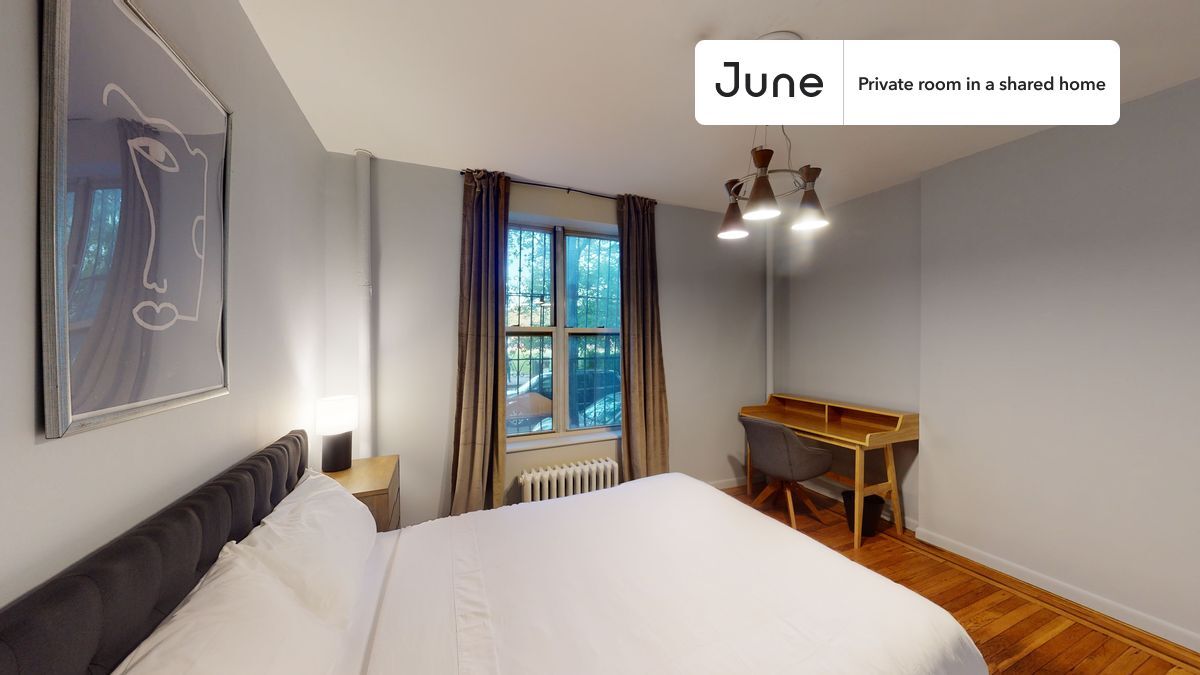 Building Photo - Private bedroom in 4 bed/1 bath Home