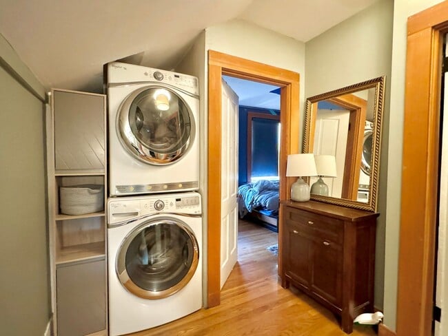 Building Photo - Beautifully renovated 1892 Buckman Bungalow with Hardwoods, Fenced Yard, A/C