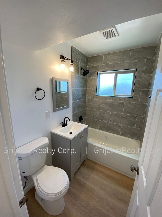 Building Photo - 4541 E 18th St