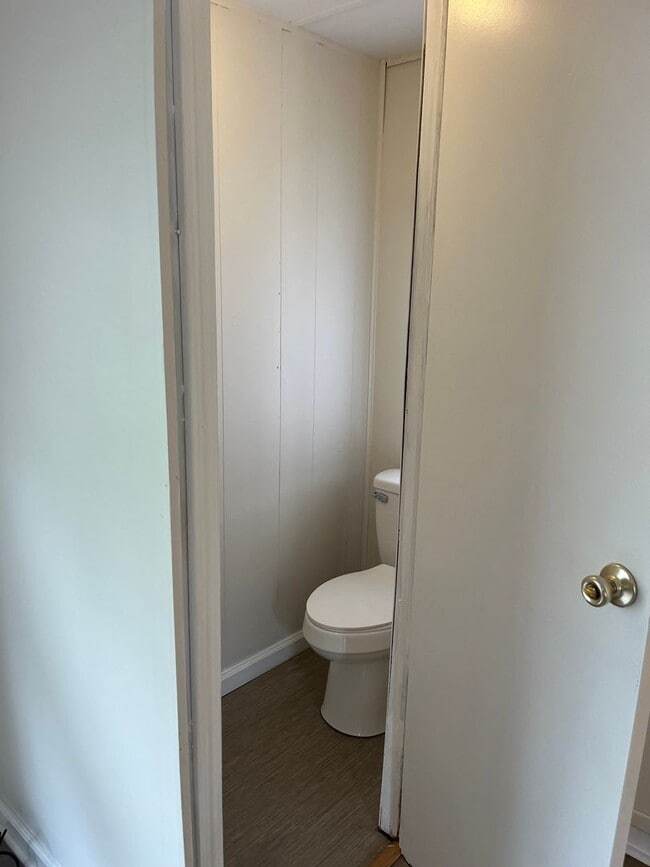 Building Photo - Comfortable, Open, & Central Location