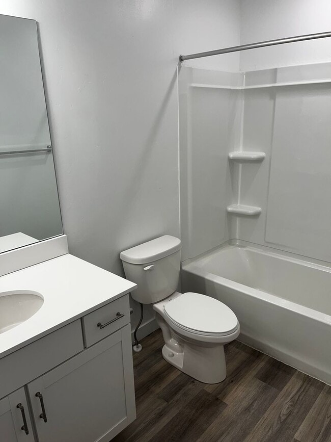 Building Photo - Beautiful Row End Townhouse