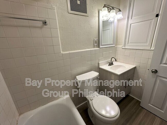 Building Photo - 2809 W Queen Ln