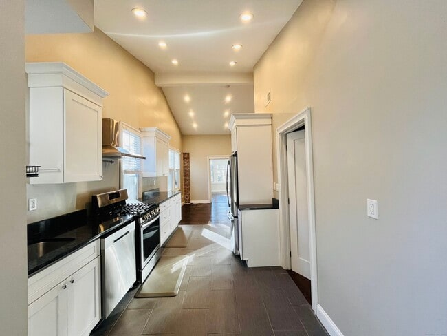 Building Photo - 597 Chapel St