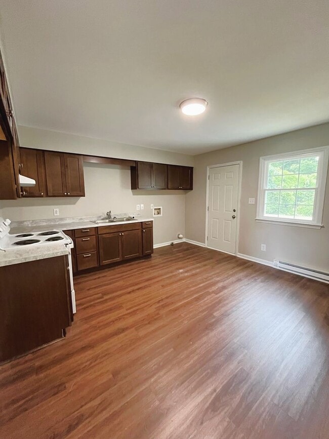 Building Photo - Renovated Greensboro Home