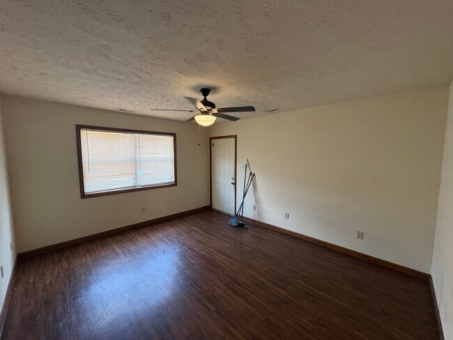 Building Photo - 5925 Labonte Dr