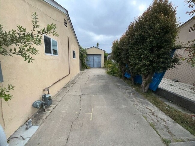 Building Photo - 567 Encinitas Ave