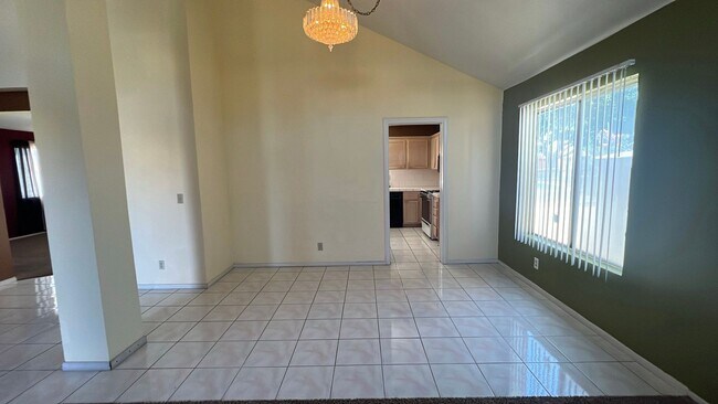 Building Photo - East Palmdale Home