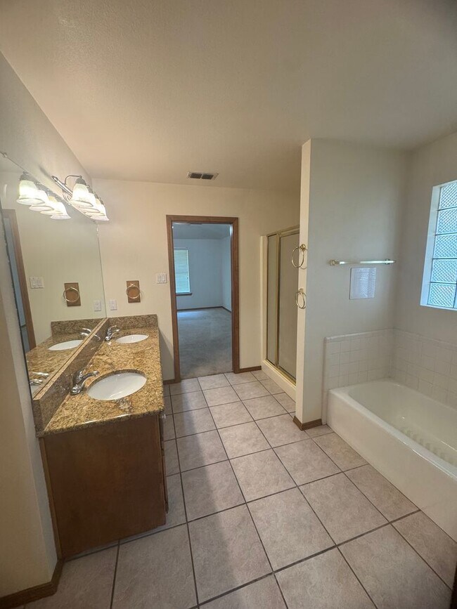Building Photo - 3Bd 2Bth Home in the Sought-after Colonial...