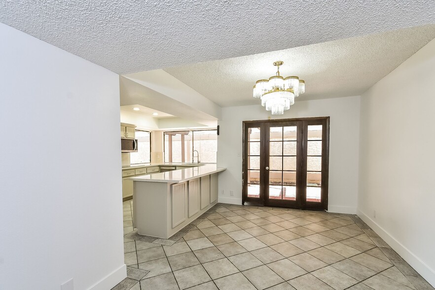 Building Photo - 2413 Plaza Del Grande