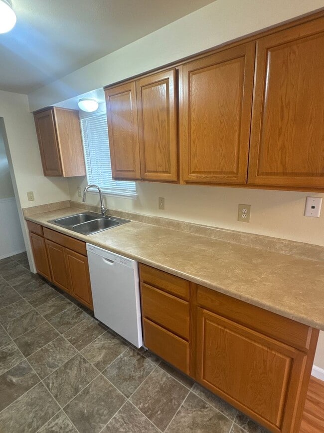 Building Photo - 3 bedroom 1 bathroom