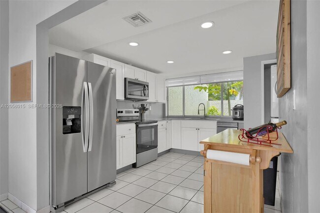 Building Photo - 9177 Fontainebleau Blvd