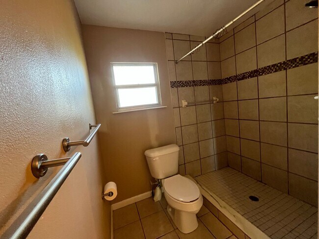 Building Photo - Spacious 3-Bedroom home with Huge Fenced Yard & Pole Barn – Live Oak, FL