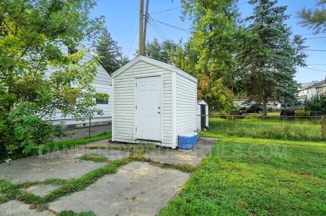 Building Photo - 1126 Searles Rd