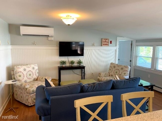 Building Photo - 2 br, 1 bath Apartment - 8 Pine Tree Avenue