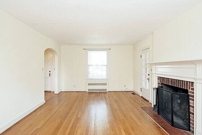 Building Photo - Scottsville Charm! Move-In Ready Home Near Library, Brewery & James River