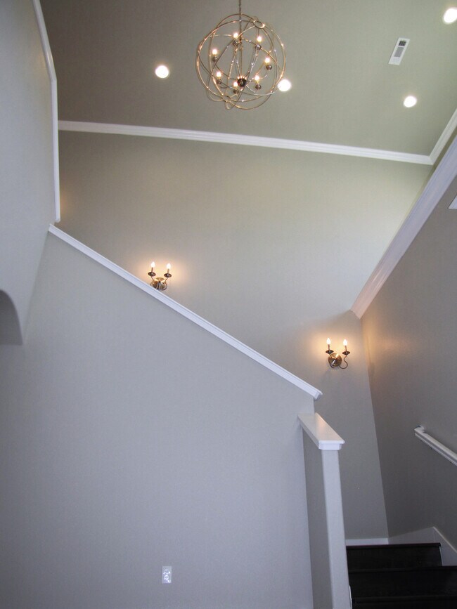 Building Photo - Upscale 4 Bed, 2.5 Bath Available in Fayetteville!