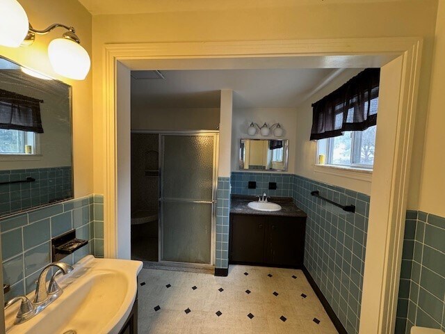 Building Photo - 812 Dickinson Dr