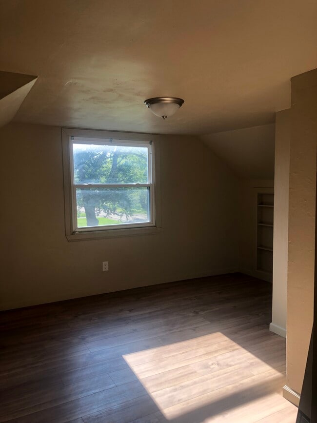 Building Photo - 3207 Alpena St