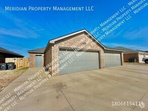 Building Photo - Three bed, Three bath Near TTU