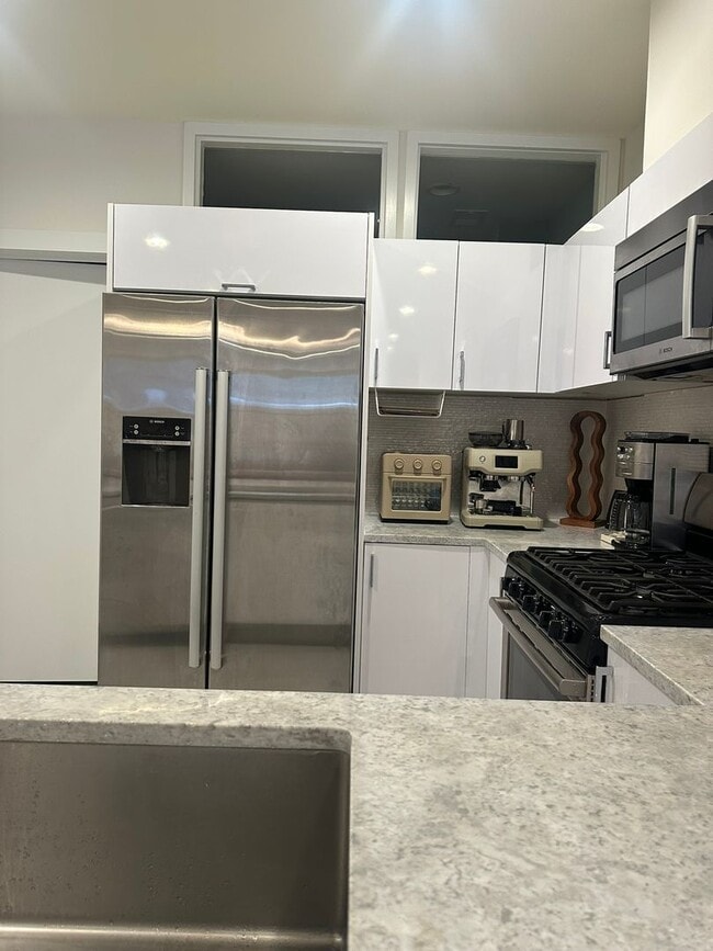 Building Photo - 1 Bedroom, 2 Bath Condo