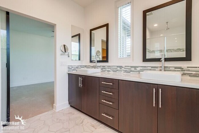 Building Photo - Modern 3Bdm 2.5Ba Townhome in the Heart of...