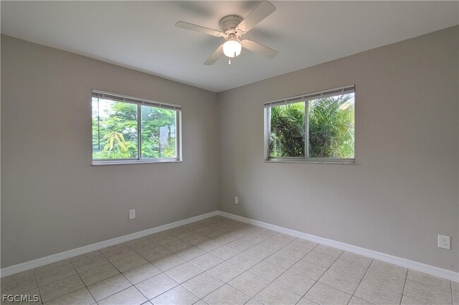 Building Photo - 427 NE Pine Island Ln