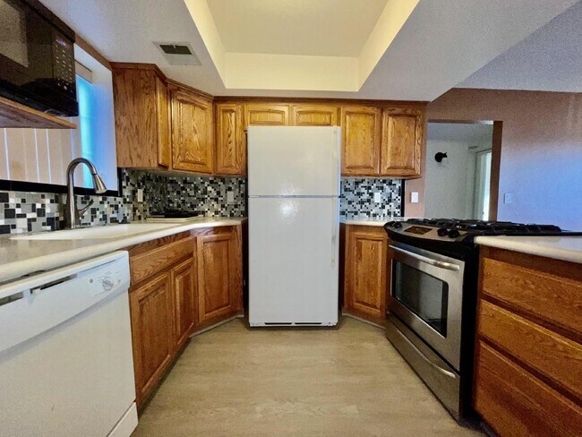Building Photo - 2bed 2bath Gated Community with a Swimming Pool