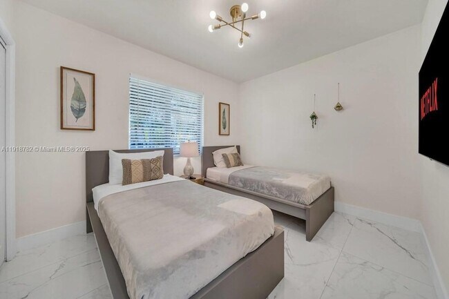 Building Photo - 305 NW 124th St