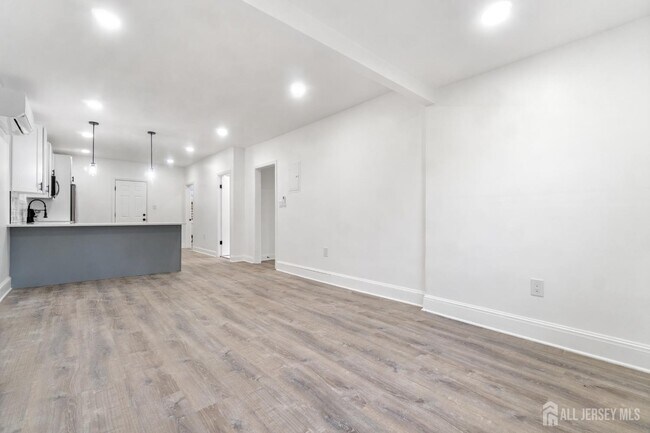 Building Photo - 427 Benner St