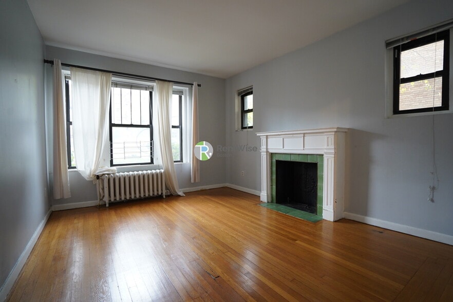 Building Photo - 452 Park Dr