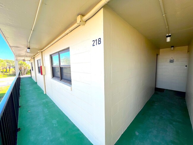 Building Photo - Updated 1 Bed 1 Bath Condo Across A1A from...
