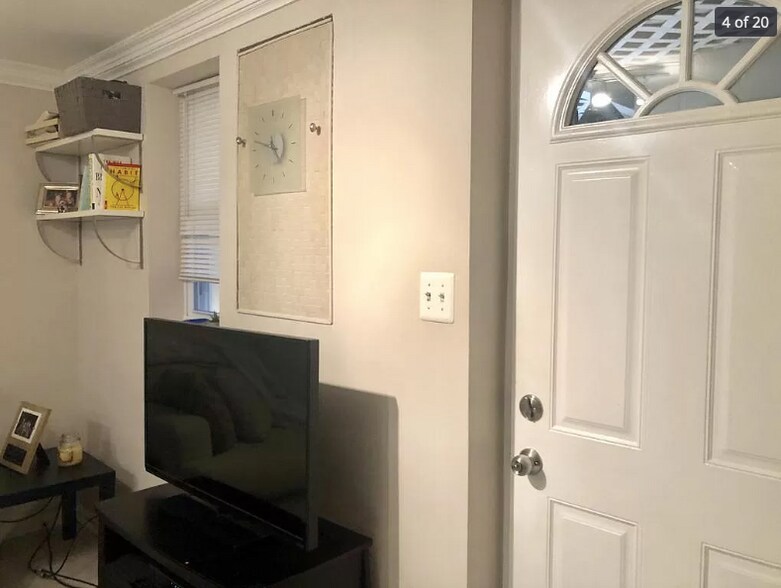 Building Photo - 902 I St SE