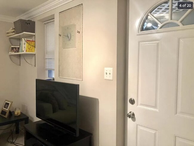 Building Photo - 902 I St SE