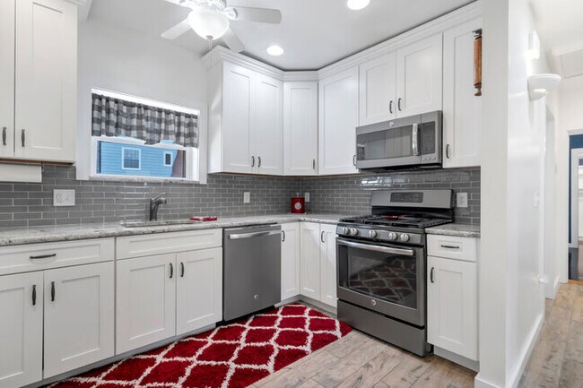 Building Photo - 631 Clover Ln