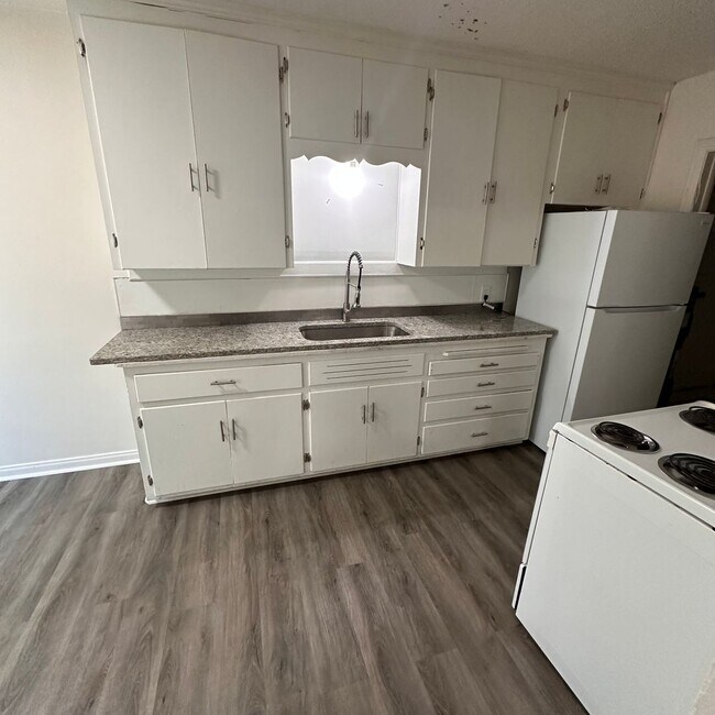 Building Photo - $525 - 1 bed / 1 bath - Duplex