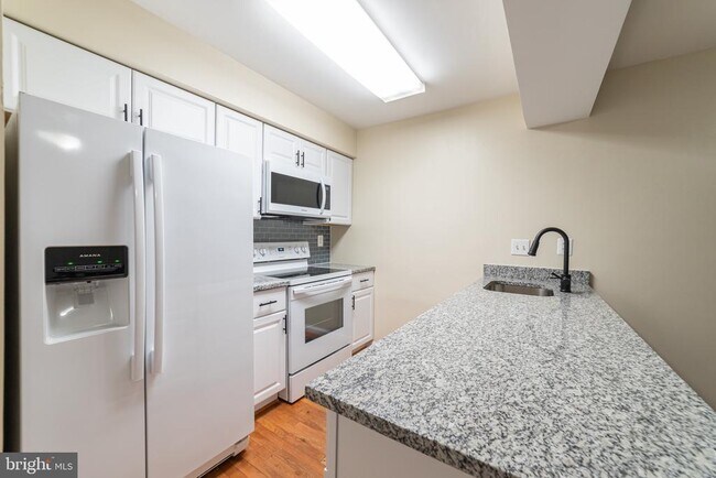 Building Photo - 7 Valleyfield Ct