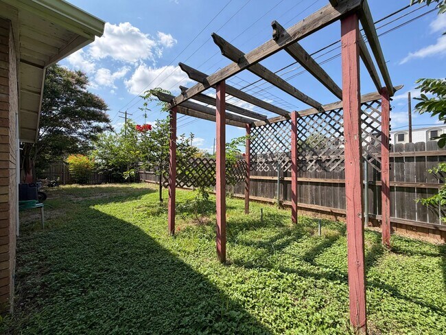Building Photo - 7103 Twin Crest Dr
