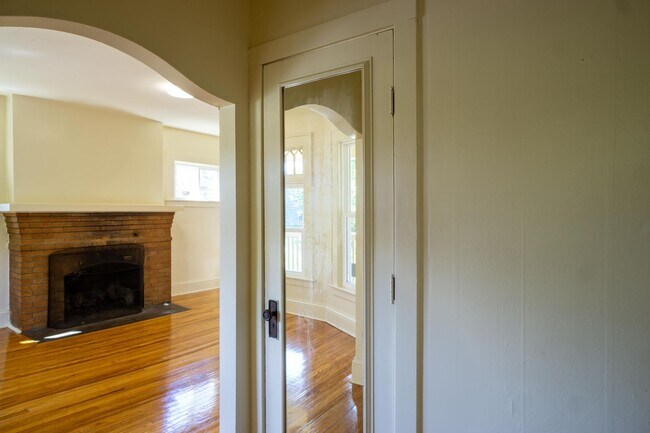 Building Photo - AVAILABLE 8/1/26 - Spacious First Floor Ap...
