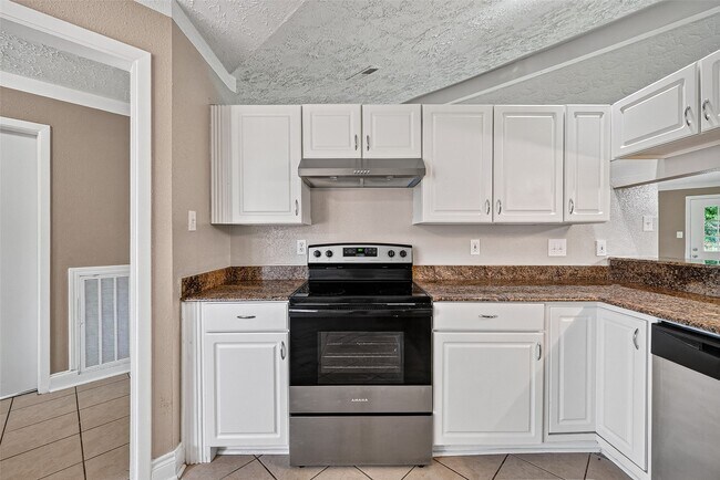Building Photo - 15815 Thistledew Dr