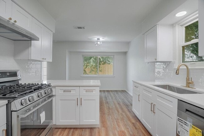 Building Photo - 606 Splitrock