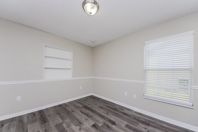 Building Photo - 911 San Rafael Way