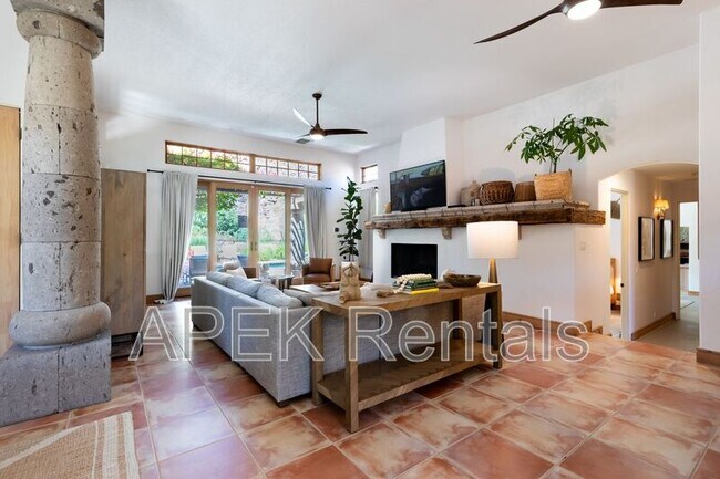 Building Photo - 690 W Linda Vista Dr