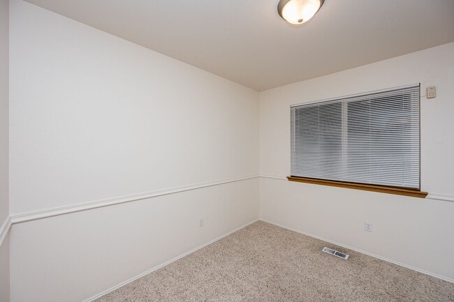 Building Photo - Rambler 3 Bedroom 2 Bath Fenced Yard - Orting