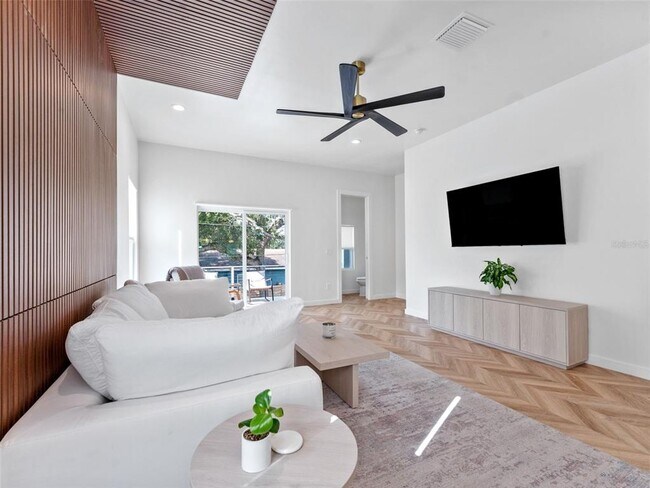 Building Photo - 102 W Adalee St