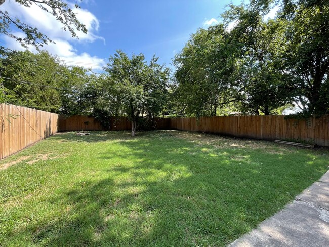 Building Photo - COMING SOON 2 BEDROOM 1 BATH HOME IN TCU AREA