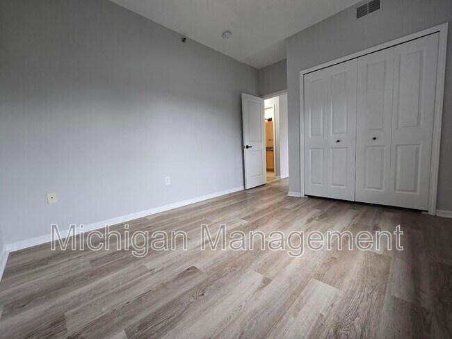 Building Photo - 2737 E Maple Rd