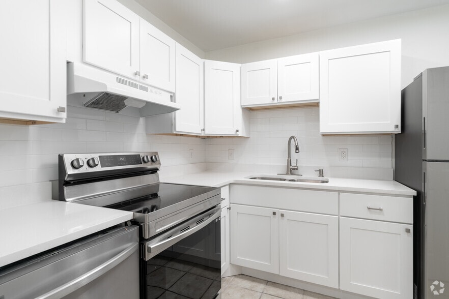2BR, 1BA - 902SF - Kitchen - The Veranda Apartment Homes